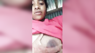 Adorable Indian woman lifts pink top to brag about big boobies | XXX Video on AllSex.XXX