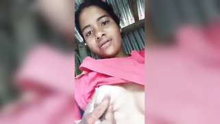 Adorable Indian woman lifts pink top to brag about big boobies | XXX Video on AllSex.XXX