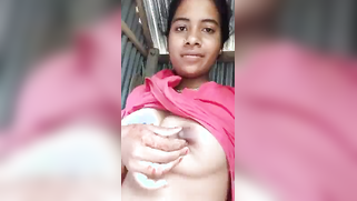 Adorable Indian woman lifts pink top to brag about big boobies | XXX Video on AllSex.XXX
