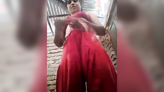 Solo video of the Desi webcam girl fingering pussy from behind