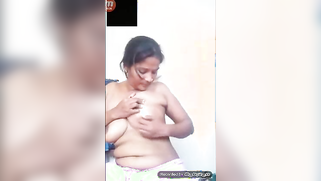 Indian woman's tits and pussy are supposed to impress spectators