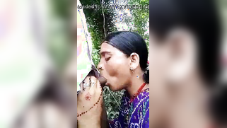 Married Desi slut diligently blows lover's hard penis outdoors