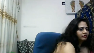 Spectators want to see Indian MILF's pussy and she fulfills the request | XXX Video on AllSex.XXX