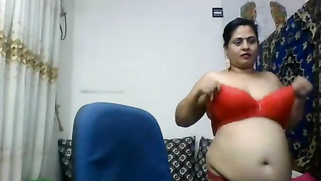 Spectators want to see Indian MILF's pussy and she fulfills the request | XXX Video on AllSex.XXX