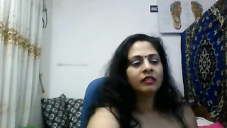 Spectators want to see Indian MILF's pussy and she fulfills the request | XXX Video on AllSex.XXX