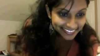 Desi XXX model teases spectators dancing without clothes on webcam