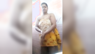 Indian cutie acts in the amateur XXX video where she takes a shower