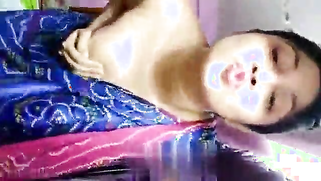 Spectators wait for Indian babe to do XXX things but she doesn't hurry