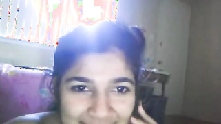 Indian performs amateur webcam show and strips down for her XXX client