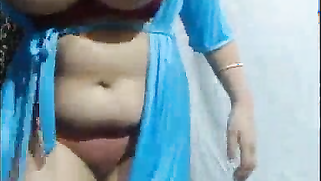 Smokin' hot Mallu XXX model takes her super-sexy natural melons out | XXX Video on AllSex.XXX