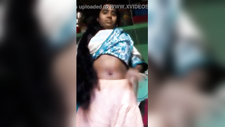 Indian charmer pulls sari a bit up so that XXX body parts can be seen