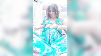 Desi in green sari performs XXX show of her natural boobs and snatch | XXX Video on AllSex.XXX