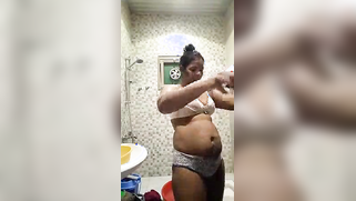 Indian woman changes clothes and flashes private parts in XXX porn | XXX Video on AllSex.XXX