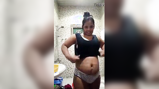 Indian woman changes clothes and flashes private parts in XXX porn | XXX Video on AllSex.XXX