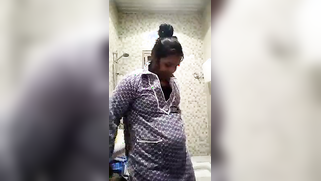 Indian woman changes clothes and flashes private parts in XXX porn | XXX Video on AllSex.XXX