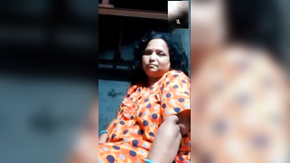 Mature chubby camgirl in orange sari dives finger in pussy in XXX show | XXX Video on AllSex.XXX