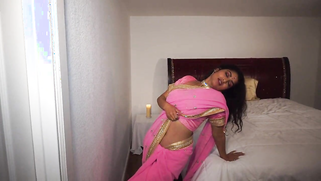 Stunning Indian diva provocatively takes off sari to show her XXX assets | XXX Video on AllSex.XXX