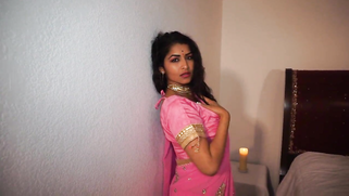 Stunning Indian diva provocatively takes off sari to show her XXX assets | XXX Video on AllSex.XXX