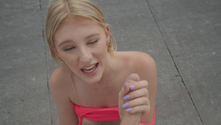 Blonde XXX hottie agrees to have a naughty sex session outdoors