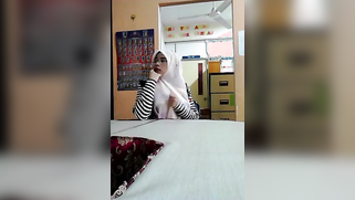 A Malay girl in a hijab flashes her tits to her lover - Leaked XXX Mms | XXX Video on AllSex.XXX