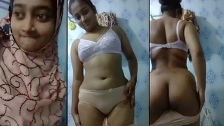 Horny Paki Muslim Babe Teasingly Strips, Snapping Filthy Nude Selfie MMS for Her Lusty BF