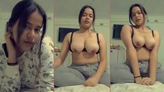 Leaked Desi MMs - Smoking Hot Desi Bitch Showing and Pressing Her Big Boobs