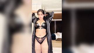 Leaked Curvy Indian IG Star's Shilpa Fit  MMS Video Of Her Posing Naked For BF's Big Dick