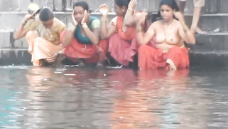 Dirty Voyeur Records Slutty Aunties Bathing Nude And Flashing Big Boobs At Ganga | XXX Video on AllSex.XXX