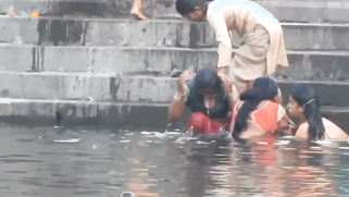 Dirty Voyeur Records Slutty Aunties Bathing Nude And Flashing Big Boobs At Ganga | XXX Video on AllSex.XXX