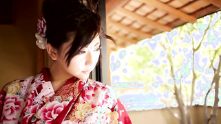 Future geisha Yuna Shiratori in sexy kimono shows tits