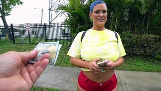 XXX MILF Kaden Kole with blue hair adores entertaining strangers with twerk