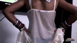 Walking in XXX lingerie wasn't enough for Bhabhi so Desi MILF pulled it up