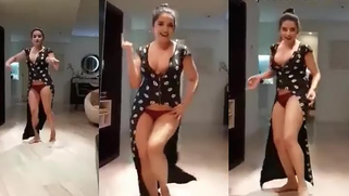 Desi XXX aunty doing sensual dance on Punjabi song showing deep cleavage