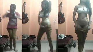Indian desi xxx video download / Desi sexy teen girl nude dance