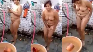 Desi Aunty Bathing