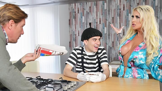 Super sexy Brooklyn Blue takes shower without knowing that Jordi watches her